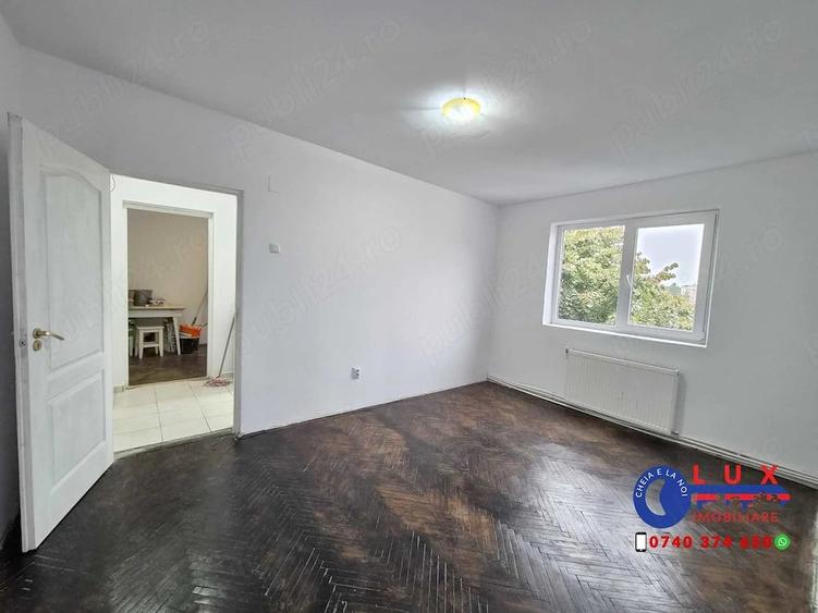 Apartament cu 3 camere semidecomandat în Babadag