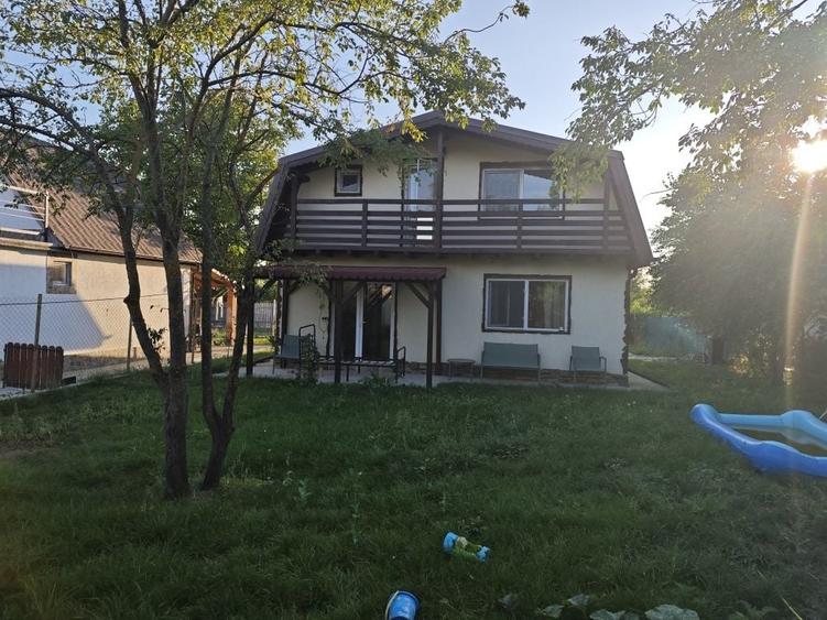 Casă cu 4 camere în Prunaru