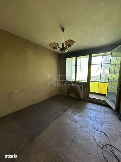 Apartament cu 3 camere semidecomandat în Rahova
