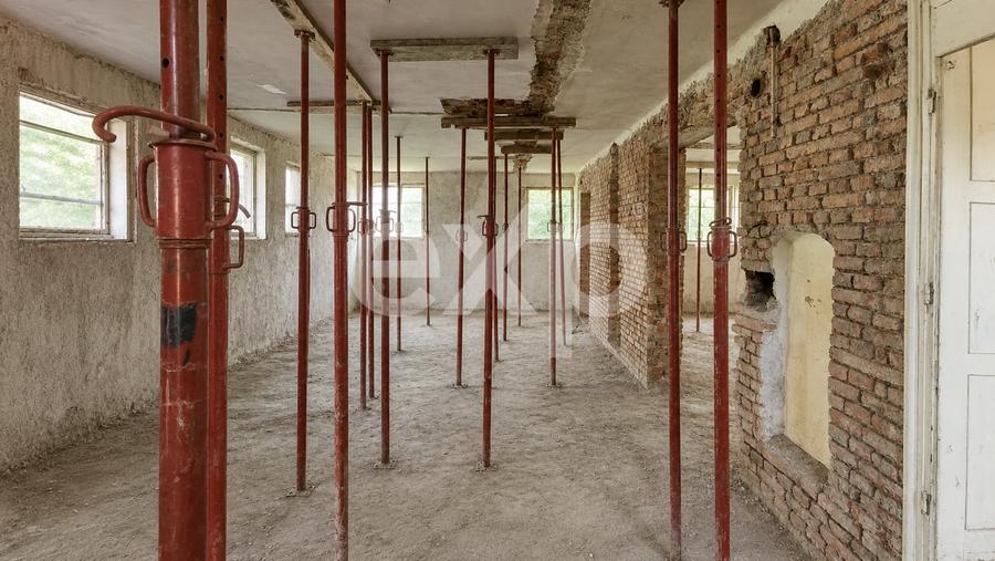 Casă individuală cu 9 camere cu Canalizare în Centrul Istoric