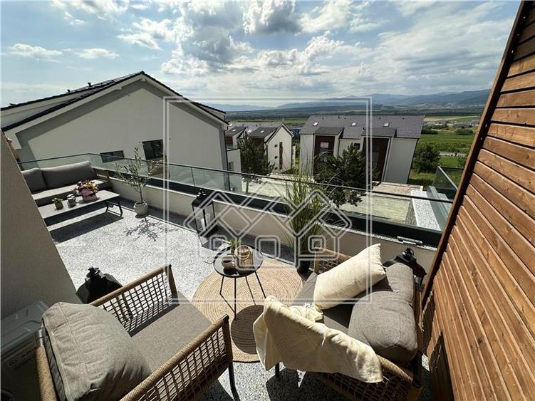 Penthouse cu 3 camere semidecomandat, mobilat în Exterior Vest