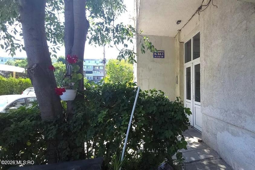 Apartament cu 2 camere decomandat în Far
