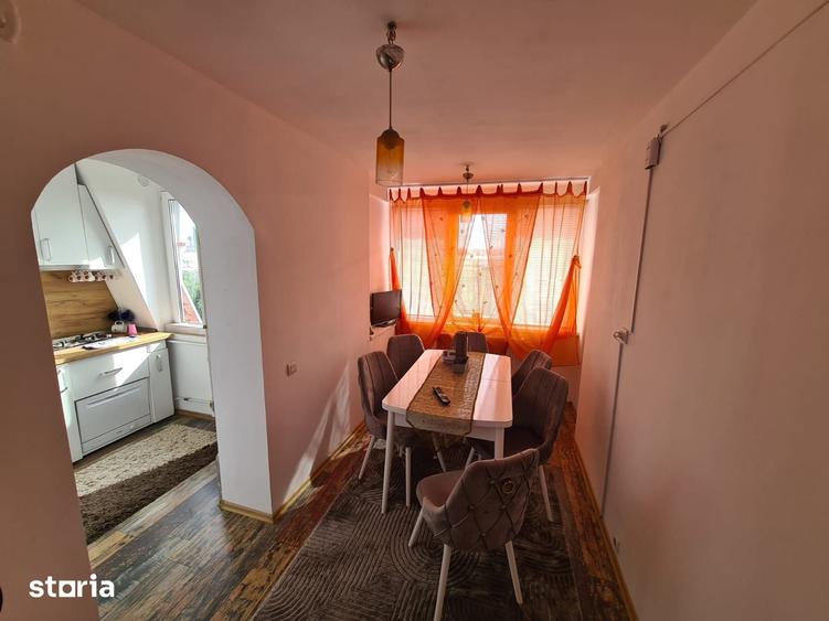 Apartament cu 4 camere decomandat în Sărari