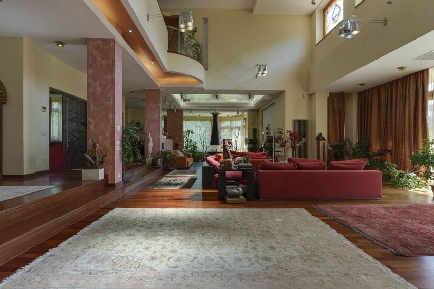 Casă individuală cu 12 camere cu Canalizare în Petrești