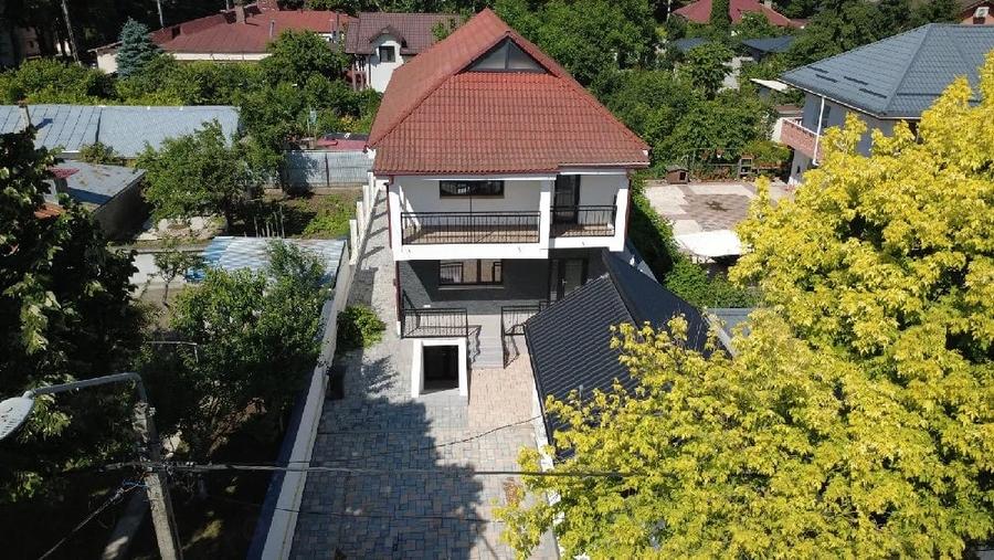 Casă cu 7 camere cu Teren 300 Mp în Ultracentral