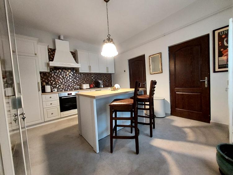 Casă individuală cu 6 camere cu Teren 2160 Mp în Simeria
