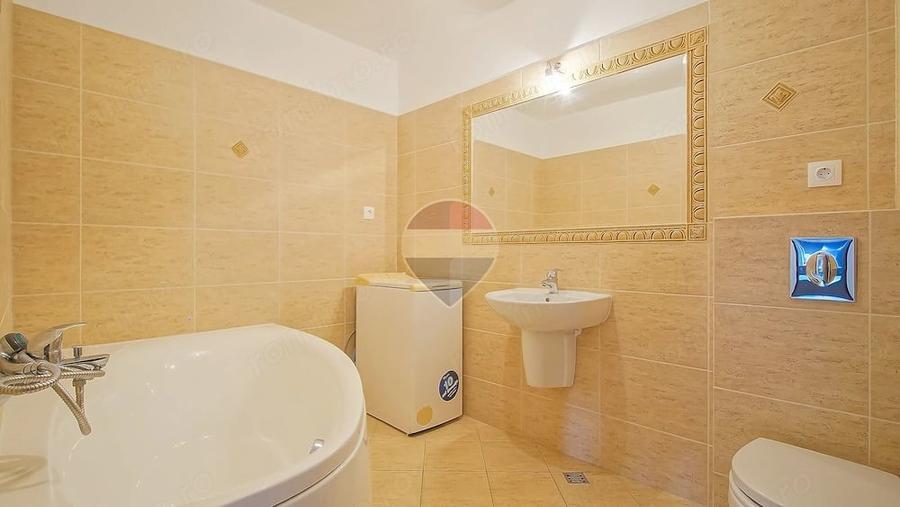 Apartament cu 3 camere decomandat în Tractorul