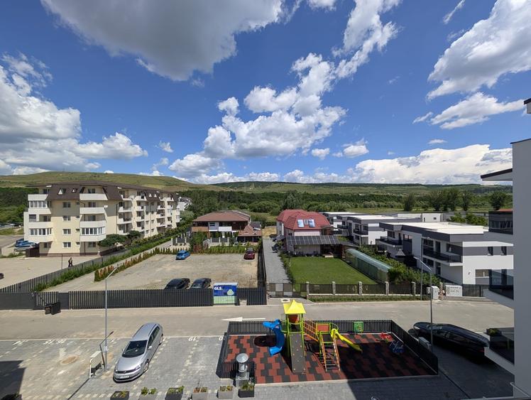 Apartament cu 3 camere semidecomandat în Florești