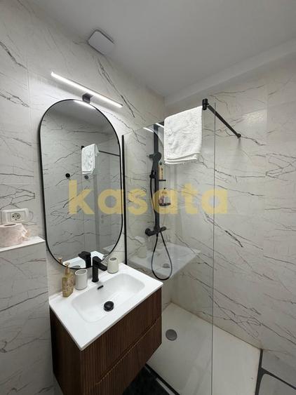 Apartament cu 4 camere decomandat, mobilat în Calea Victoriei