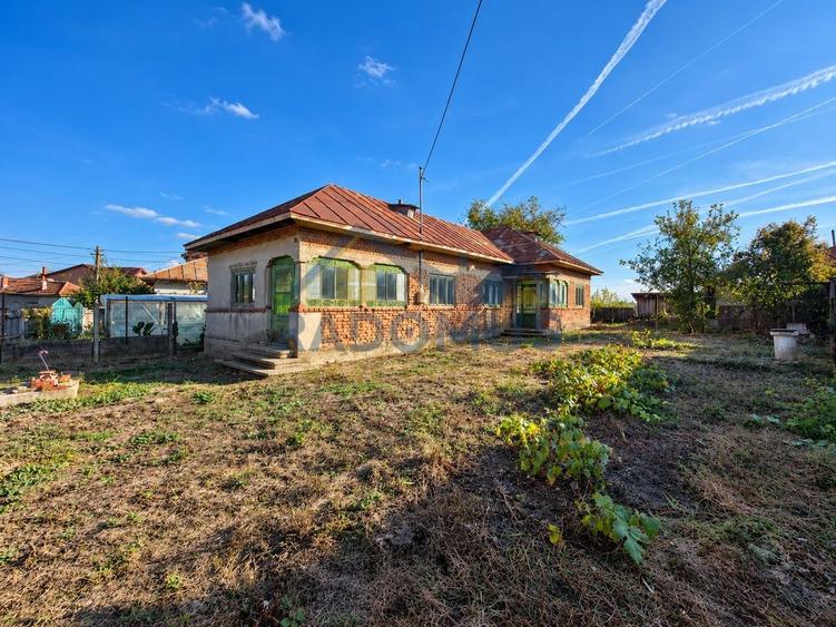 Casă individuală cu 5 camere cu Canalizare în Poienarii-Rali