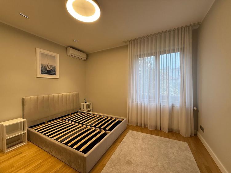 Apartament cu 3 camere semidecomandat, mobilat în Capitale