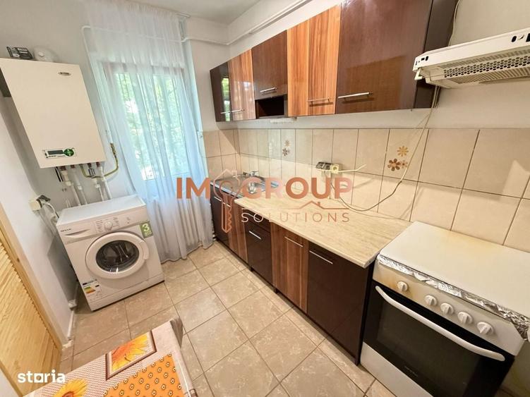 Apartament cu 3 camere semidecomandat în Podu Roș