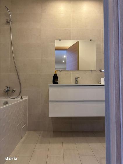 Apartament cu 3 camere semidecomandat în Văcăresti