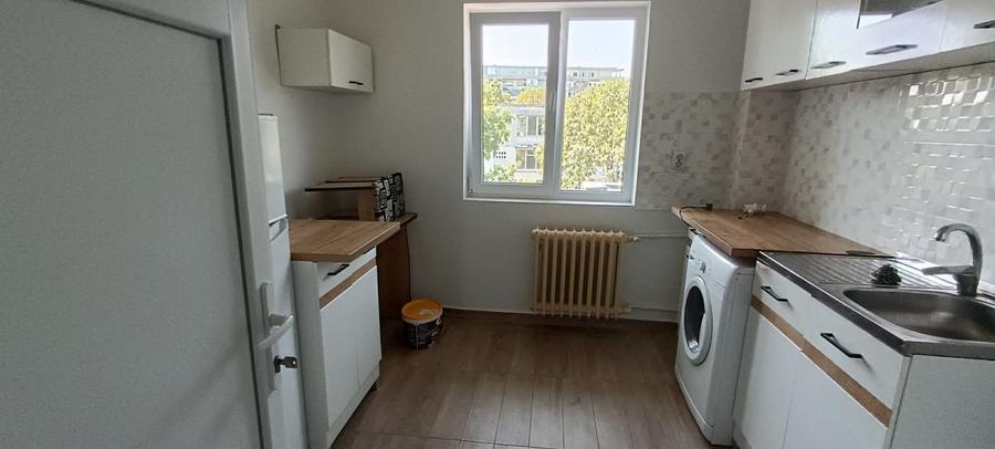 Apartament cu 3 camere semidecomandat, mobilat în Nord