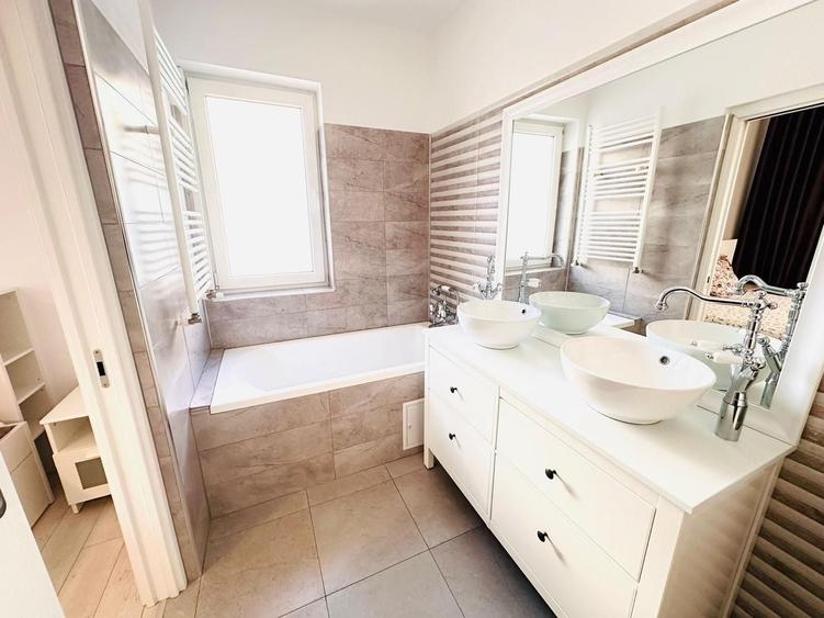 Apartament cu 3 camere decomandat în Runcu