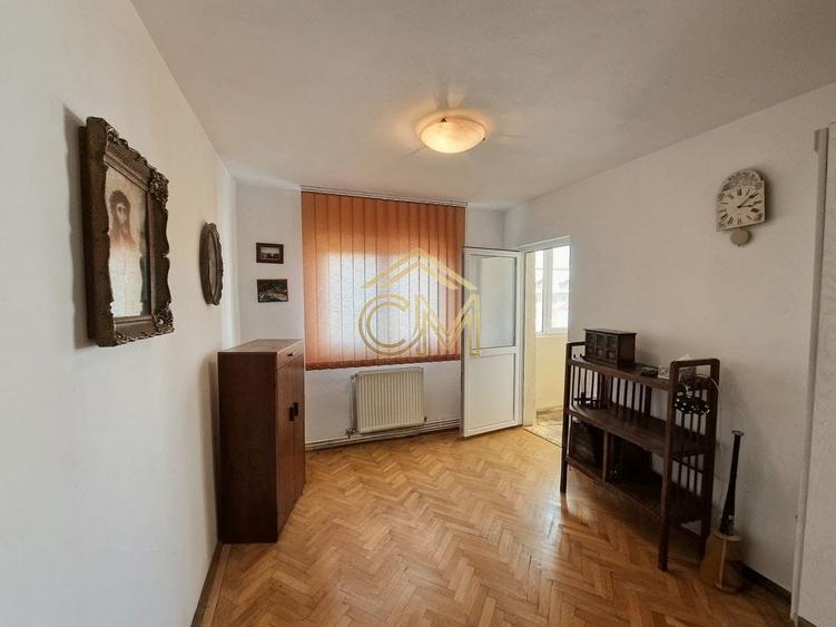 Apartament cu 4 camere decomandat, mobilat în Central