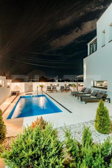 Casă individuală cu 10 camere cu Piscina în Sântana de Mureș