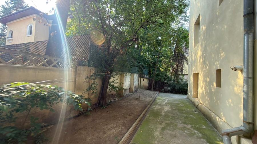 Apartament cu 3 camere semidecomandat, mobilat în Primăverii