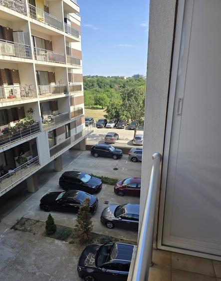 Apartament cu 3 camere semidecomandat în Băneasa