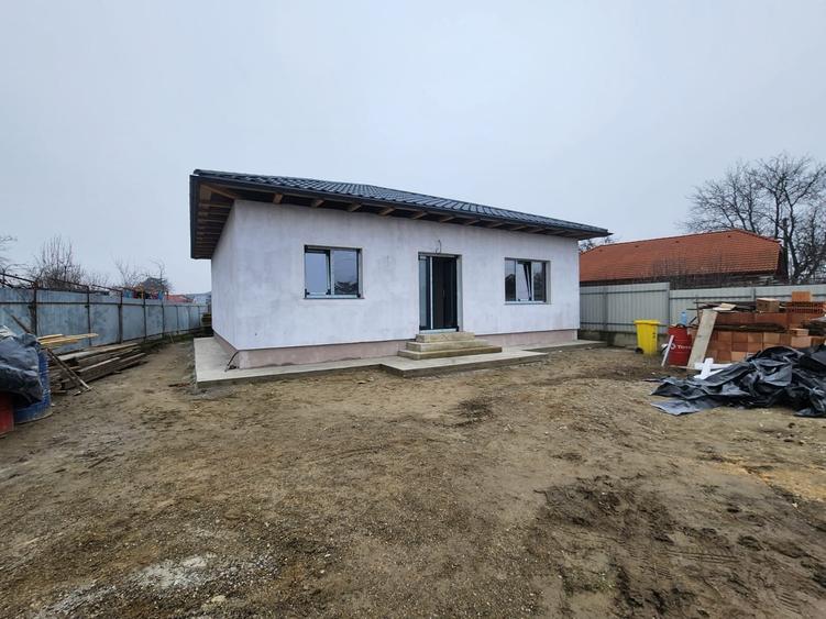 Casă individuală cu 3 camere cu Canalizare în Letea