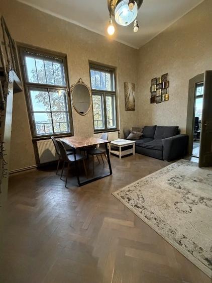 Apartament cu 3 camere semidecomandat, mobilat în Central