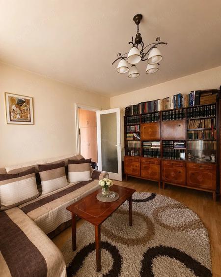 Apartament cu 3 camere semidecomandat în Central