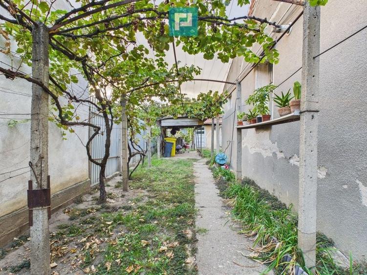 Casă individuală cu 8 camere cu Canalizare în Pârneava