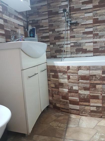 Apartament cu 3 camere decomandat în Sărata