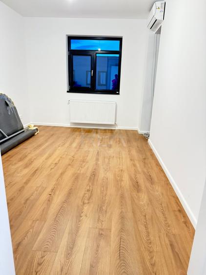Apartament cu 4 camere semidecomandat în Sisești
