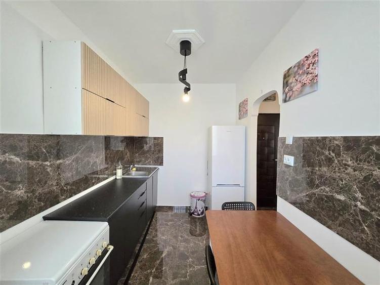 Apartament cu 2 camere semidecomandat în 1 Mai