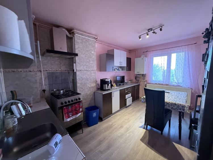 Apartament cu 3 camere decomandat, mobilat în Cetate