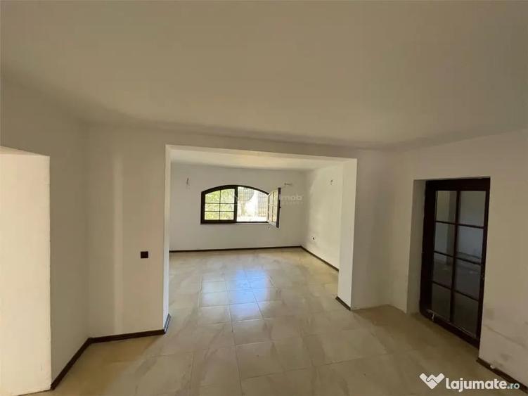 Casă cu 9 camere cu Teren 280 Mp în Petrești