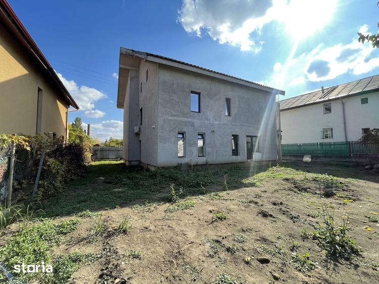 Casă cu 8 camere cu Canalizare în Aradului