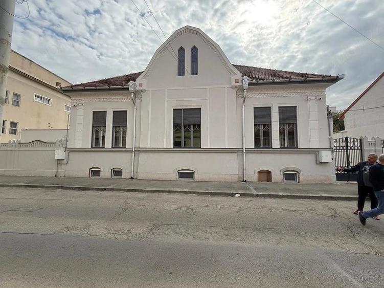 Casă cu 7 camere cu Teren 892 Mp în Central