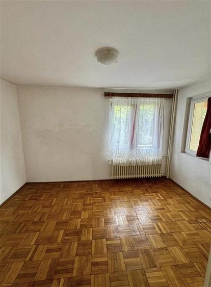 Apartament cu 3 camere semidecomandat în Berceni