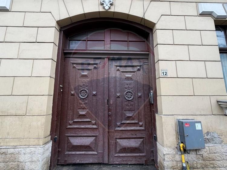 Apartament cu 3 camere semidecomandat în Central