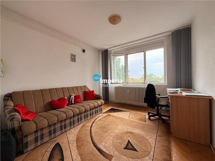 Apartament cu 3 camere semidecomandat în Tătărași