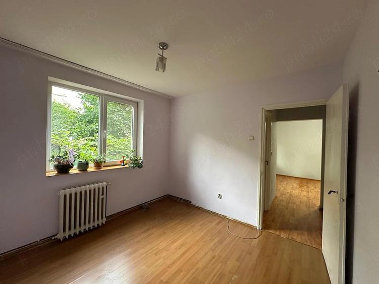 Apartament cu 3 camere semidecomandat în Exterior Vest