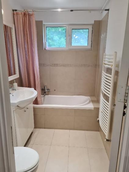 Apartament cu 2 camere semidecomandat în Podul de Piatră