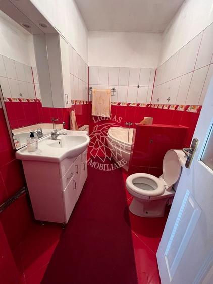 Casă individuală cu 7 camere cu Canalizare în Central