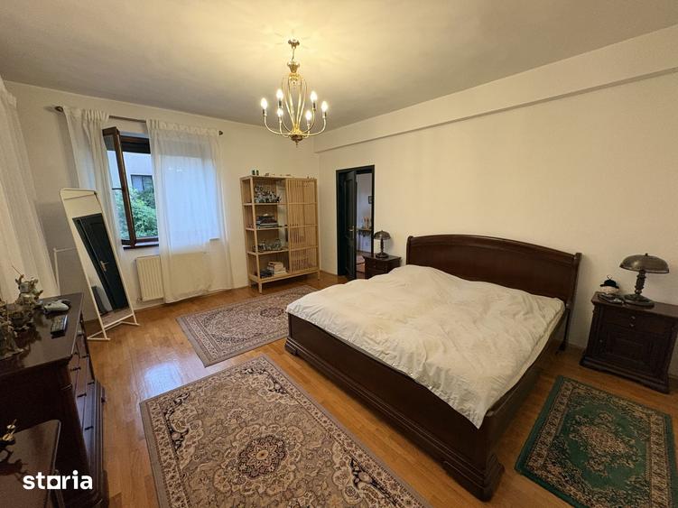 Casă cu 9 camere cu Teren 722 Mp în Străulești