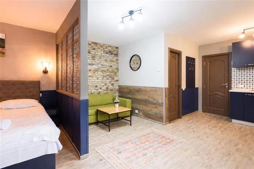 Apartament cu trei unitati locative, baie si bucatarie fiecare, central, Brasov - 1