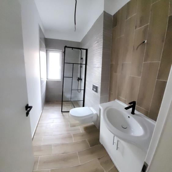 Duplex cu 5 camere cu Canalizare în Utvin