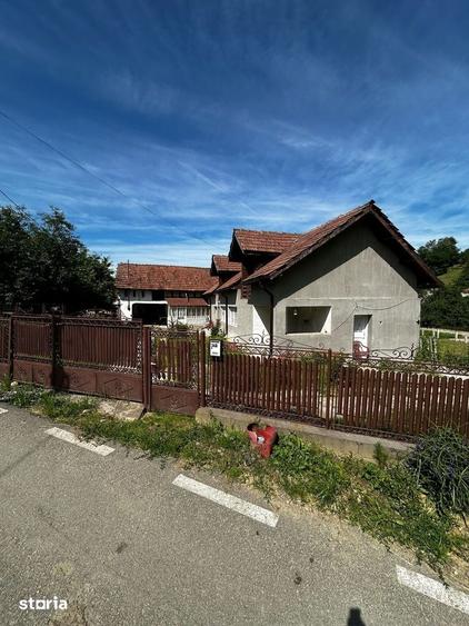 Casă cu 4 camere cu Teren 1624 Mp în Voinești