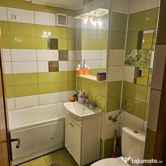 Apartament cu 3 camere semidecomandat în Broșteni