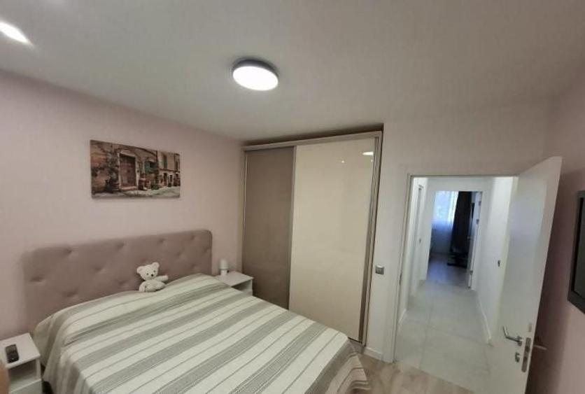 Apartament cu 3 camere semidecomandat, mobilat în Trafic Greu