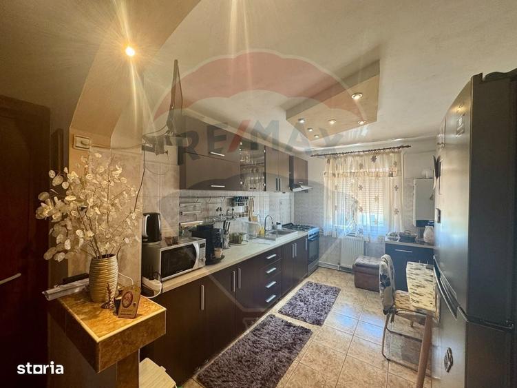 Apartament cu 4 camere decomandat în Craiovița Nouă