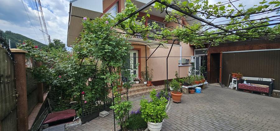 Casă individuală cu 4 camere cu Canalizare în Comănești