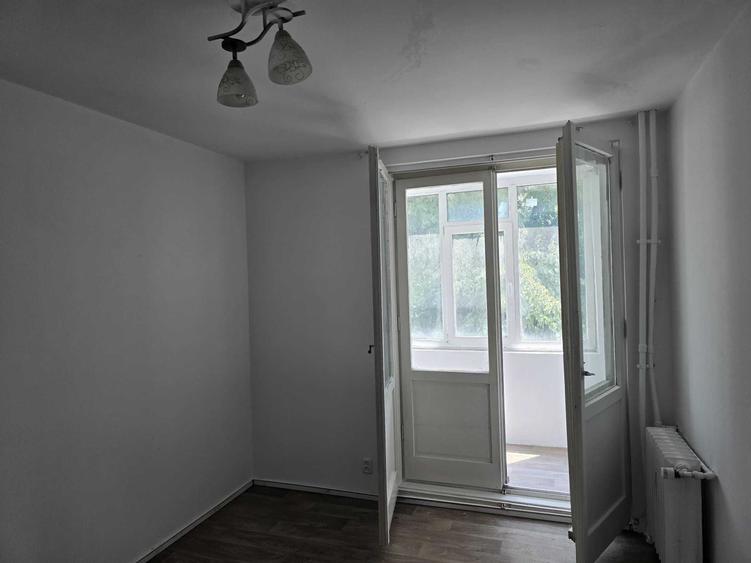 Apartament cu 3 camere semidecomandat în Gorjului