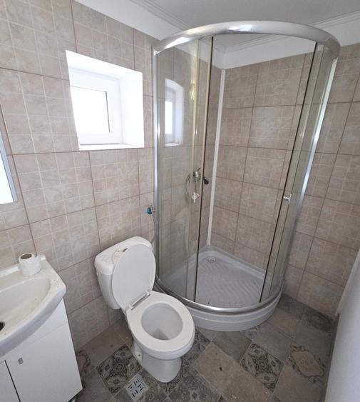 Casă individuală cu 6 camere cu Canalizare în Central
